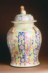 Covered jar with a famille rose enamelled decoration